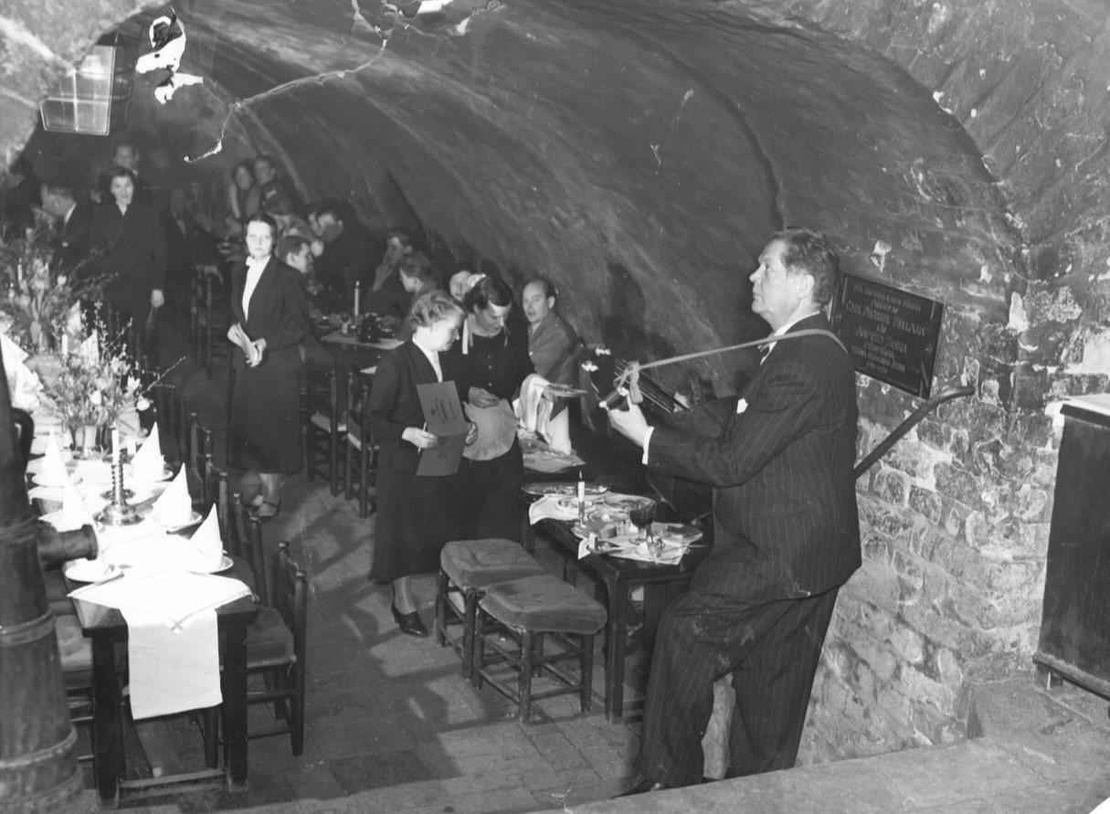 An old black and white photograph of the restaurant Den Gyldene Freden in Stockholm.