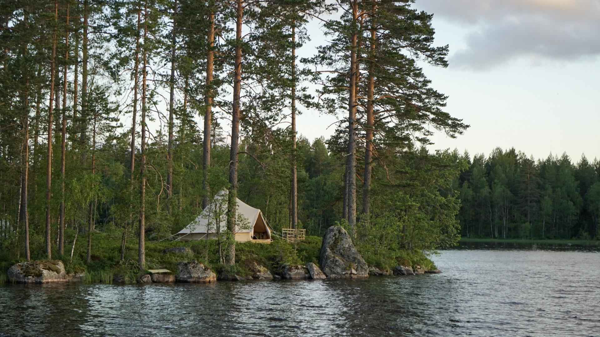 A luxury canvas tent by a lake in the forest in Värmland.