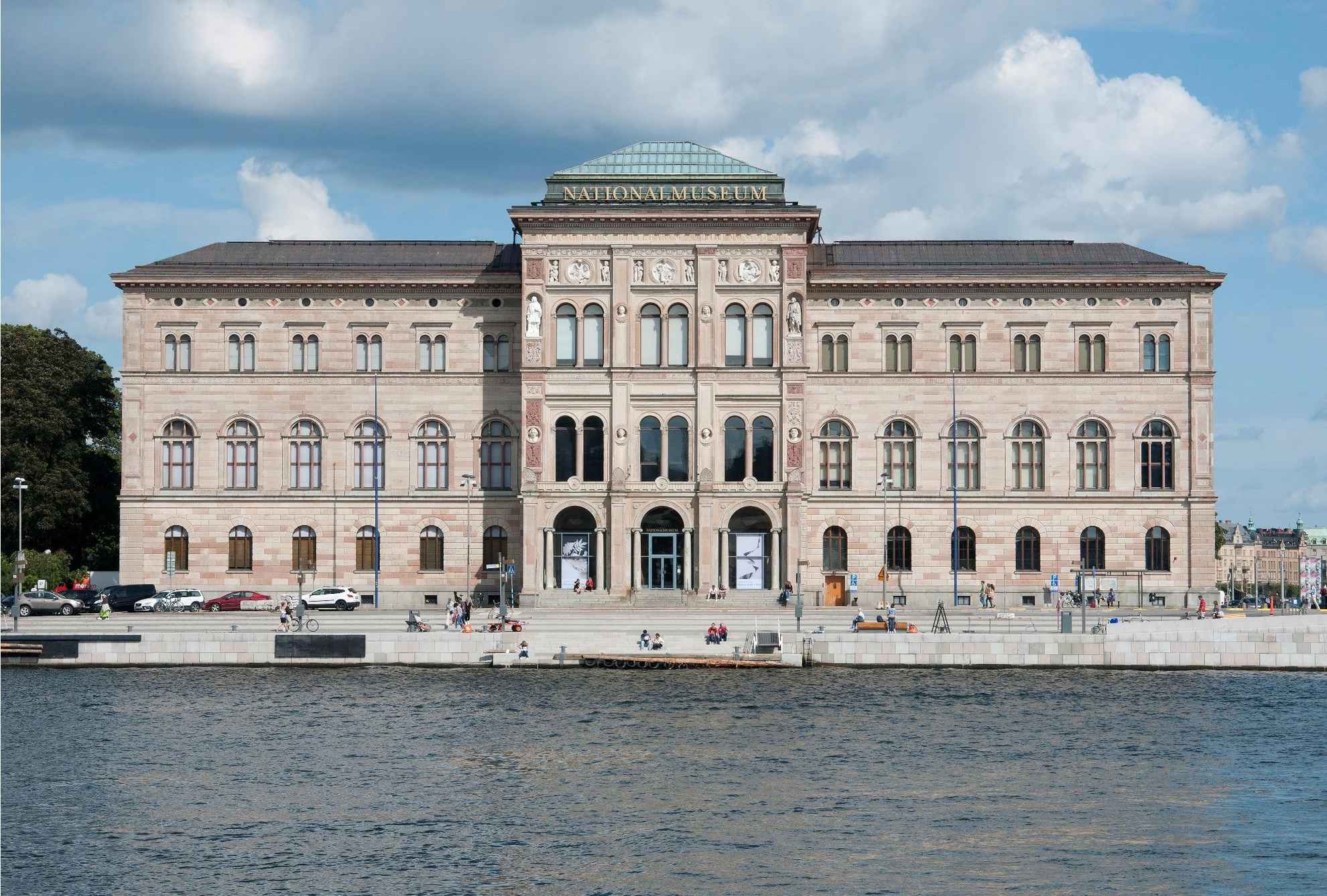 Das historische Gebäude, in dem das Nationalmuseum in Stockholm untergebracht ist, vom Wasser aus gesehen.