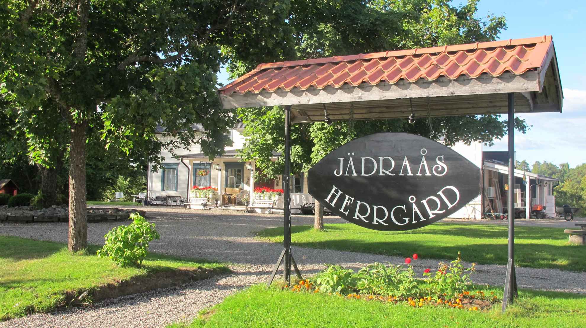 A sign that says "Jädraås Herrgård" in front of the manor STF Järdaås Herrgård.