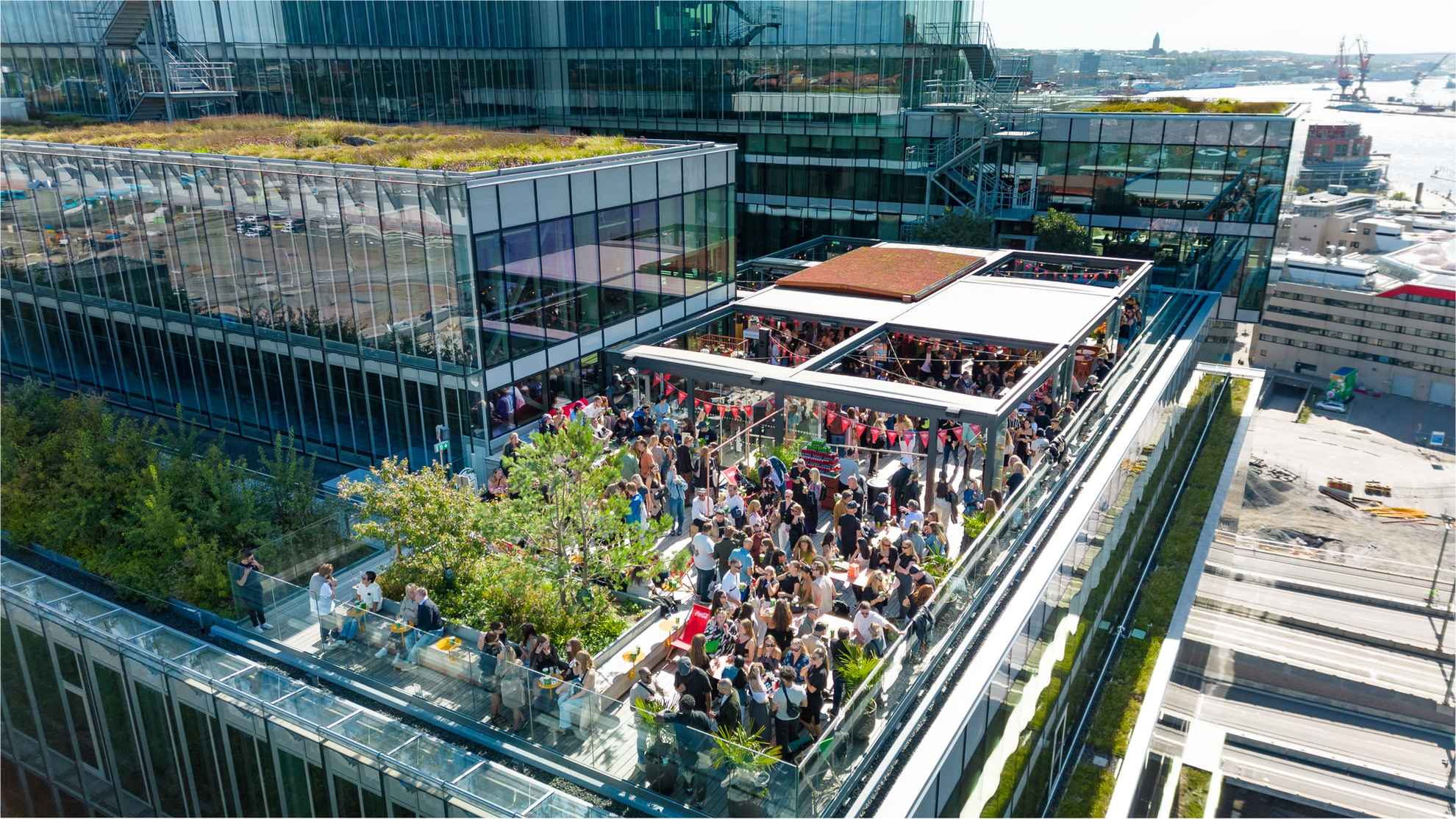 The rooftop at Scandic Göteborg Central is full of people.