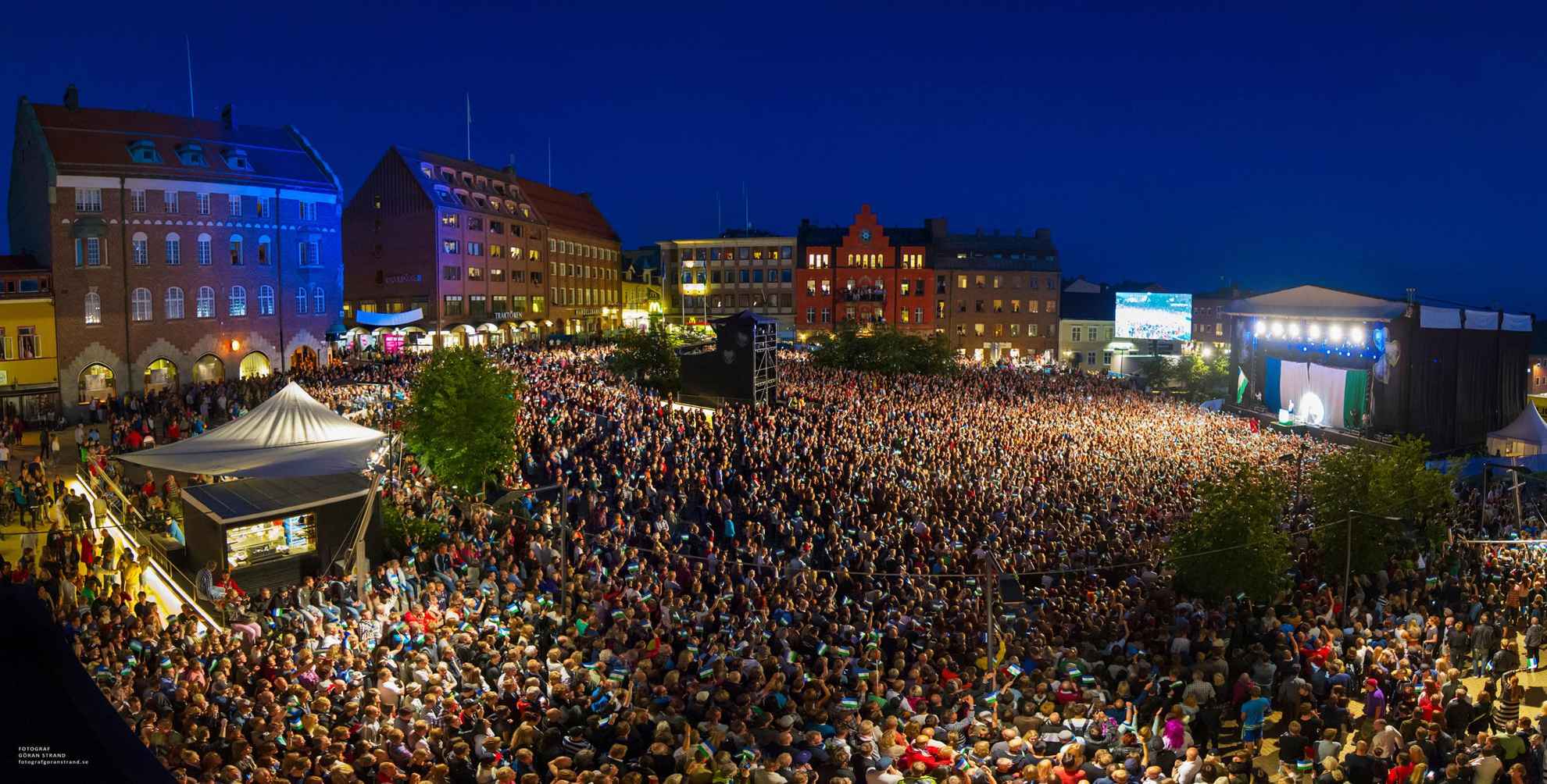 A large crowd at a music festival on a square in Östersund.