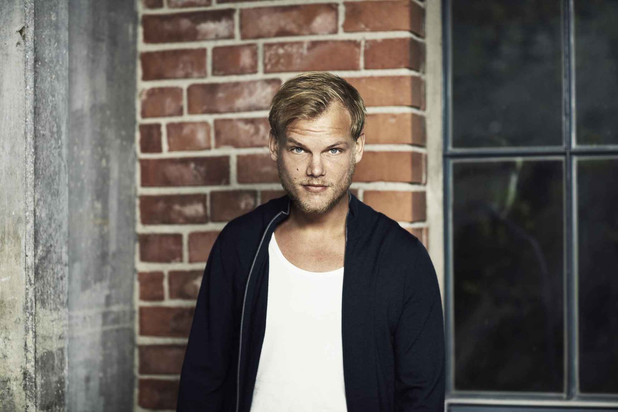 Tim 'Avicci' Bergling standing in front of a house.