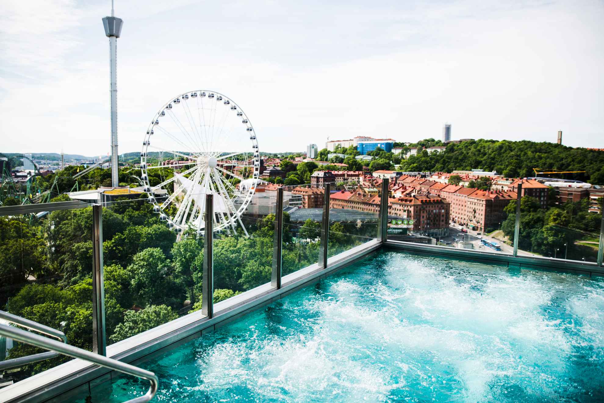 An outdoor pool with views over Liseberg and Gothenburg.