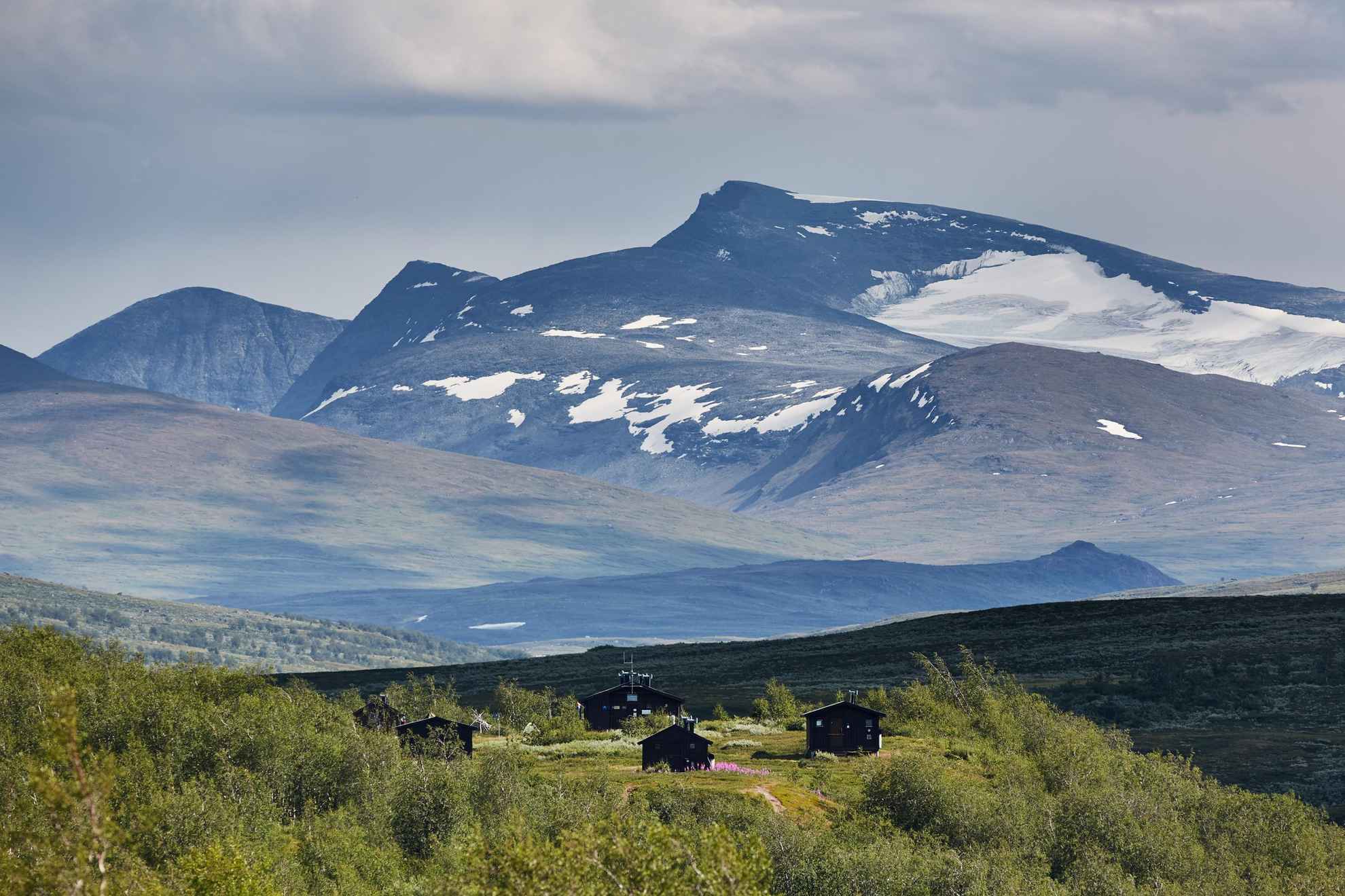A mountain range in Padjelanta with peaks, valleys and cabins.