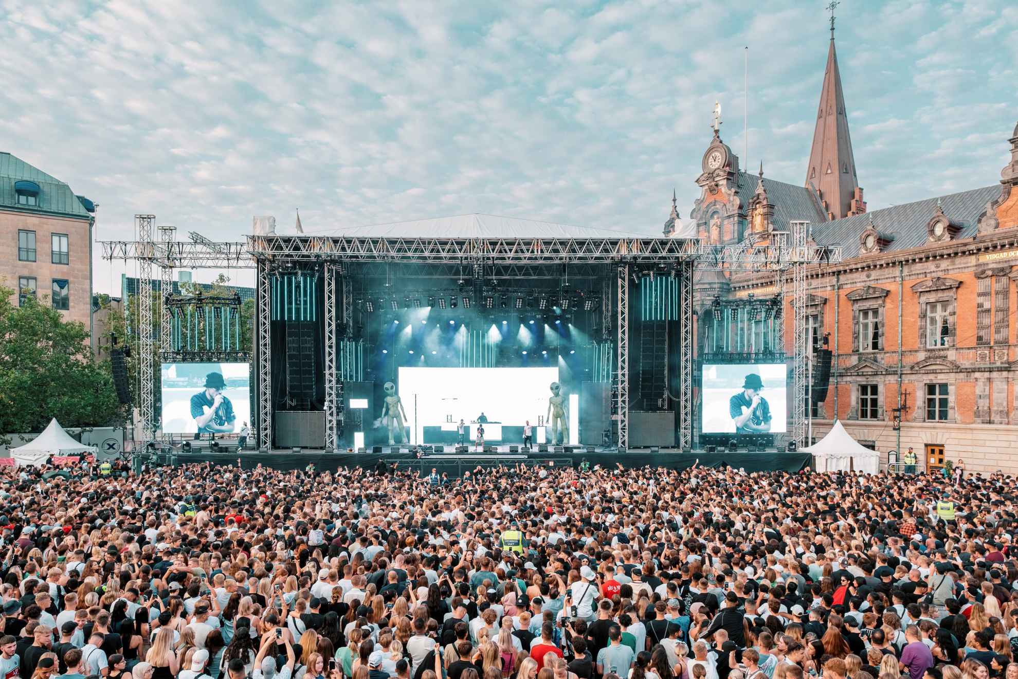 A big crowd in front of a stage at Malmöfestivalen.