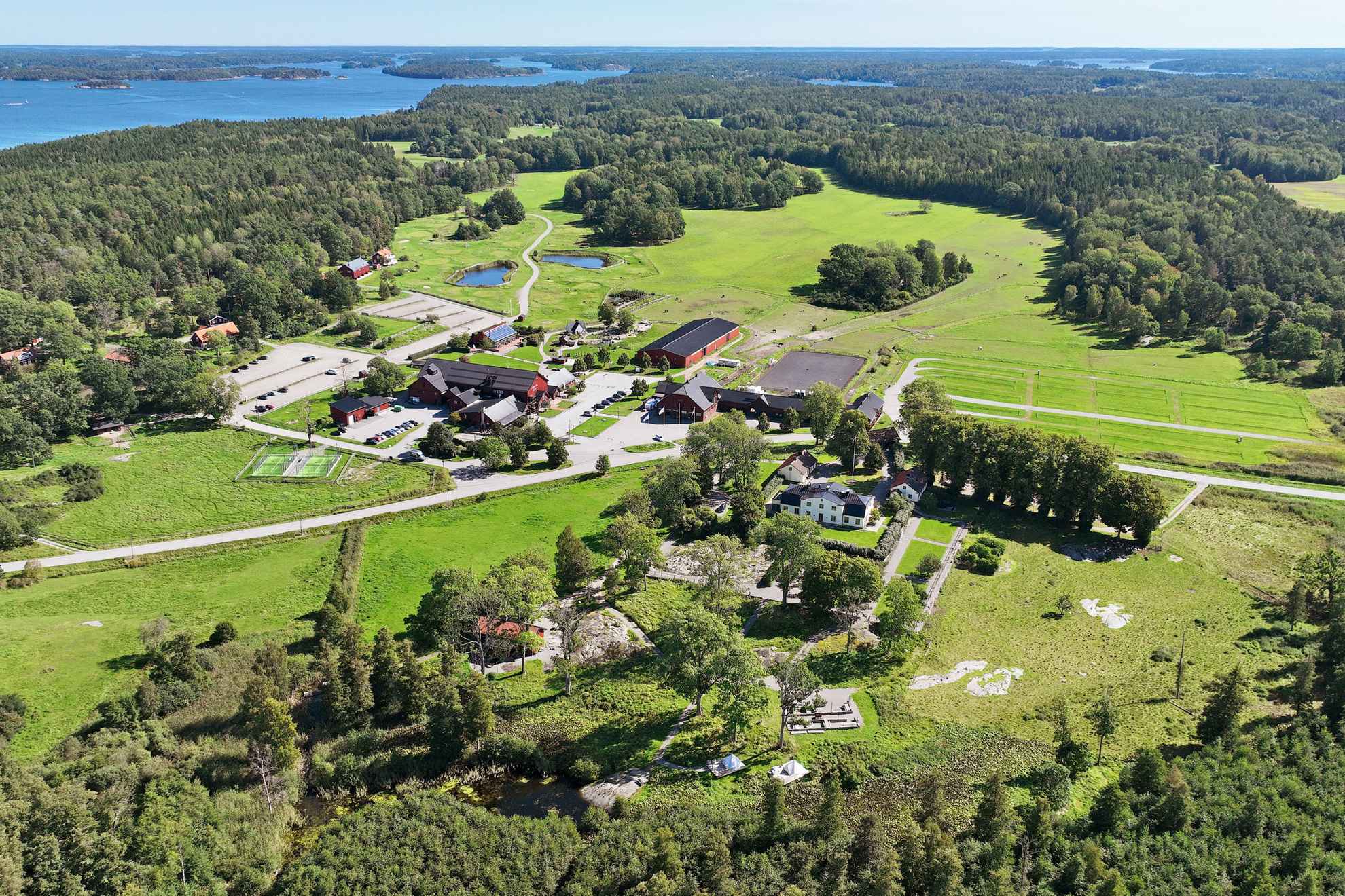 An aerial image of Siggesta Gård during the summer.