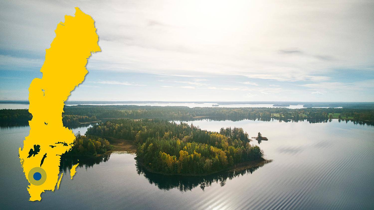 An aerial view of lake Bolmen and its islands. There is a yellow map of Sweden with a blue dot that marks the location of lake Bolmen.