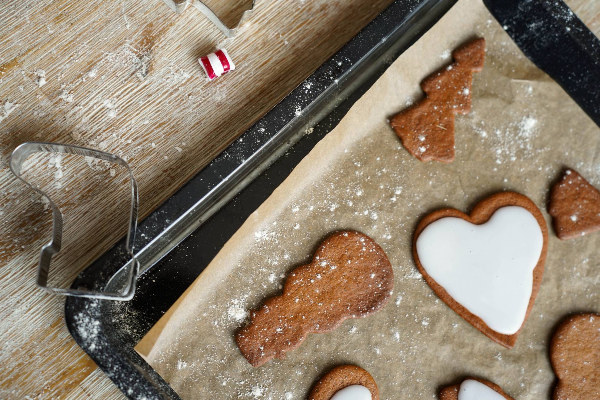 A baking tray with freshly made gingerbread biscuits.