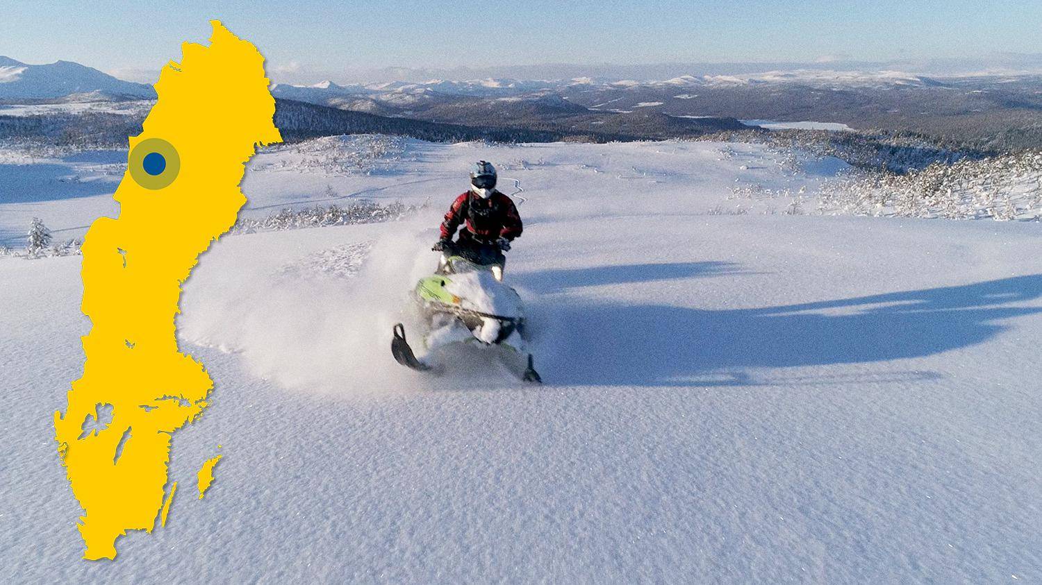 A person is riding a snowmobile on a snow-covered mountain. There is a view of several mountains are in the background. In the picture, there is a yellow map of Sweden with a blue dot that marks Järvfjället.