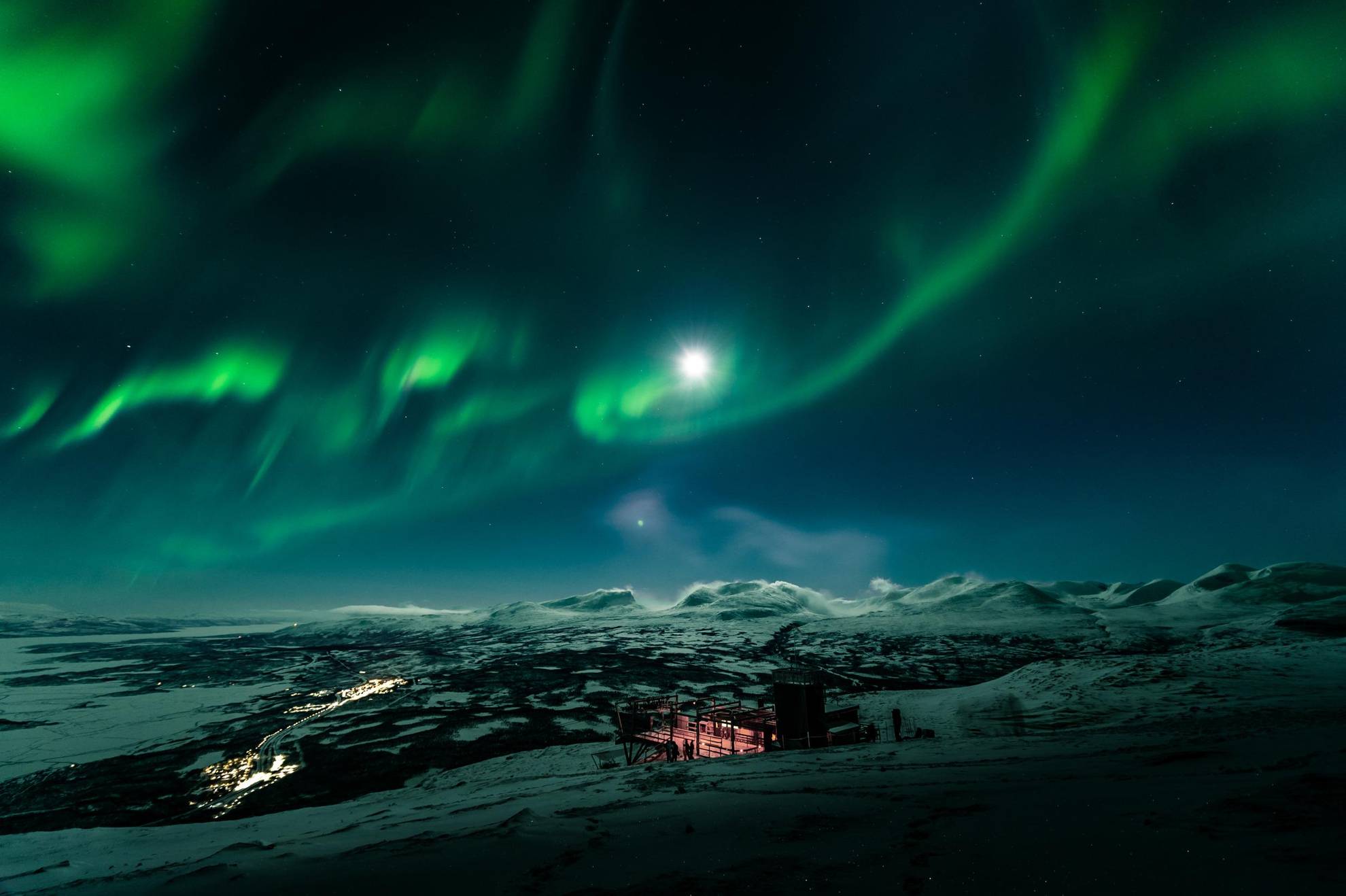 Northern lights above a Sky Station in the mountains.