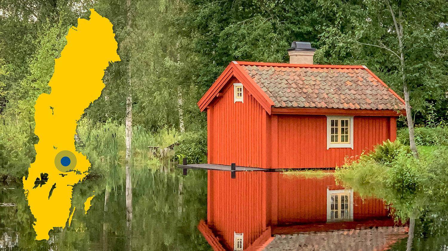 A red wooden house with a red tile roof stands at the edge of the water. The house is reflected in the water. The picture shows a yellow map of Sweden with a marker that shows the location of Norberg.