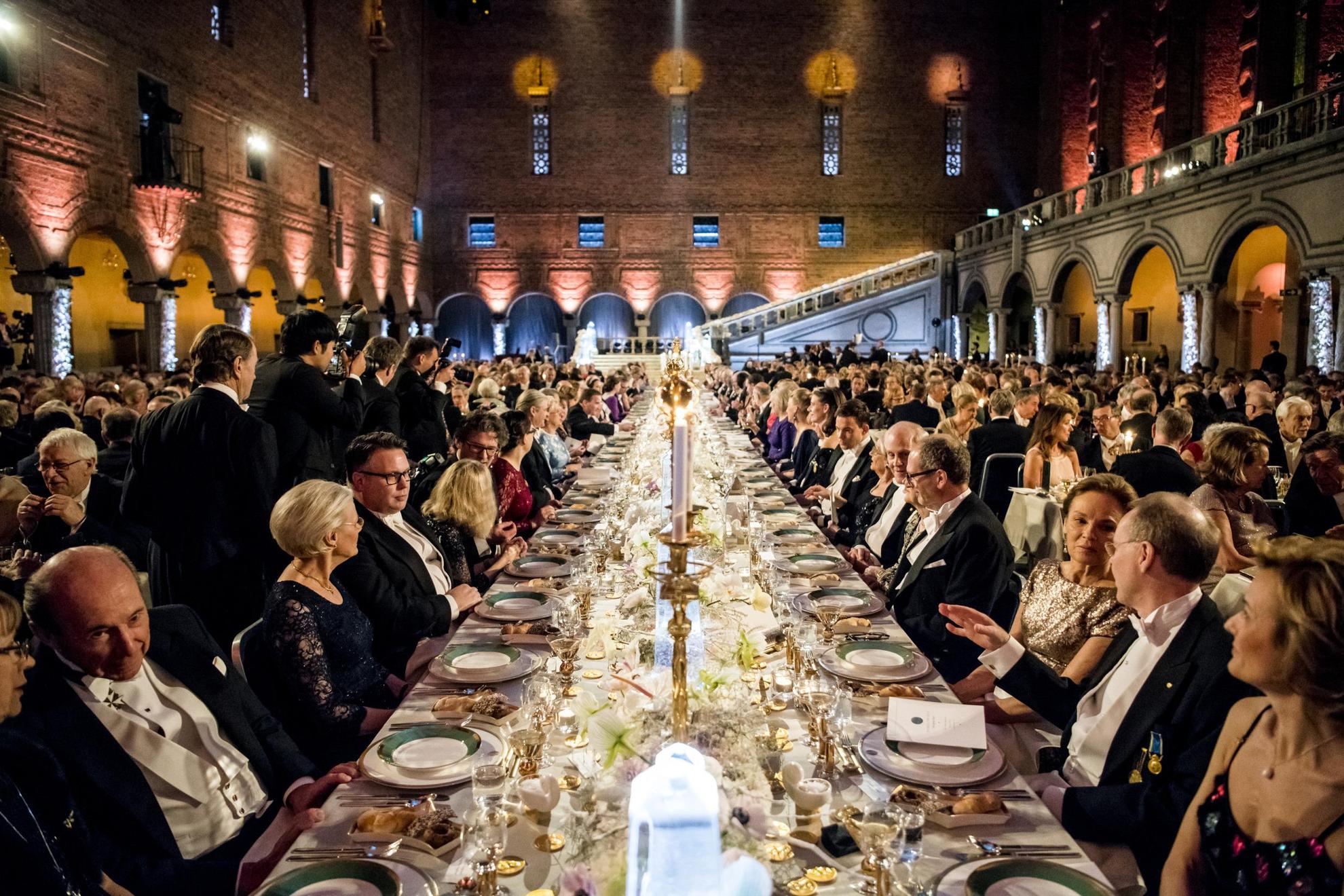 Guest are sitting at a long table during the Nobel banquet.