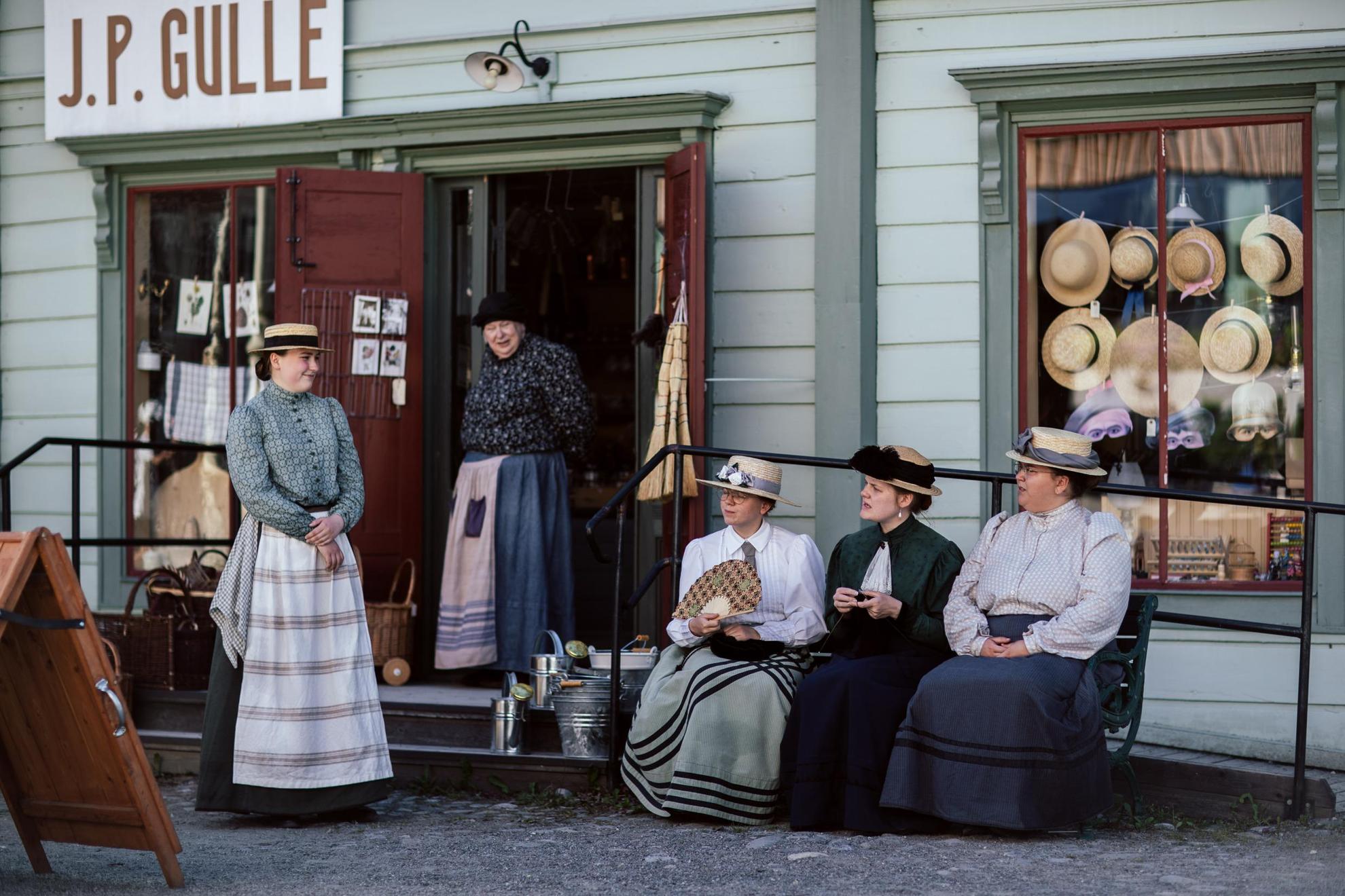Women dressed in 19th century clothes at Jämtli Historyland.