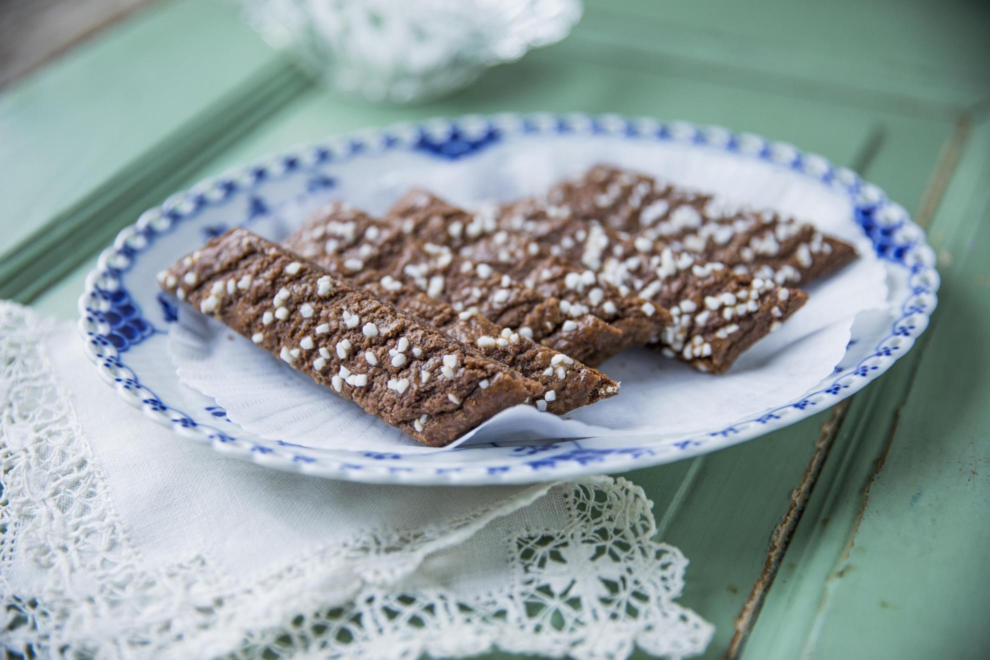 A plate with 'Chokladsnittar' (chocolate slices) cookies.