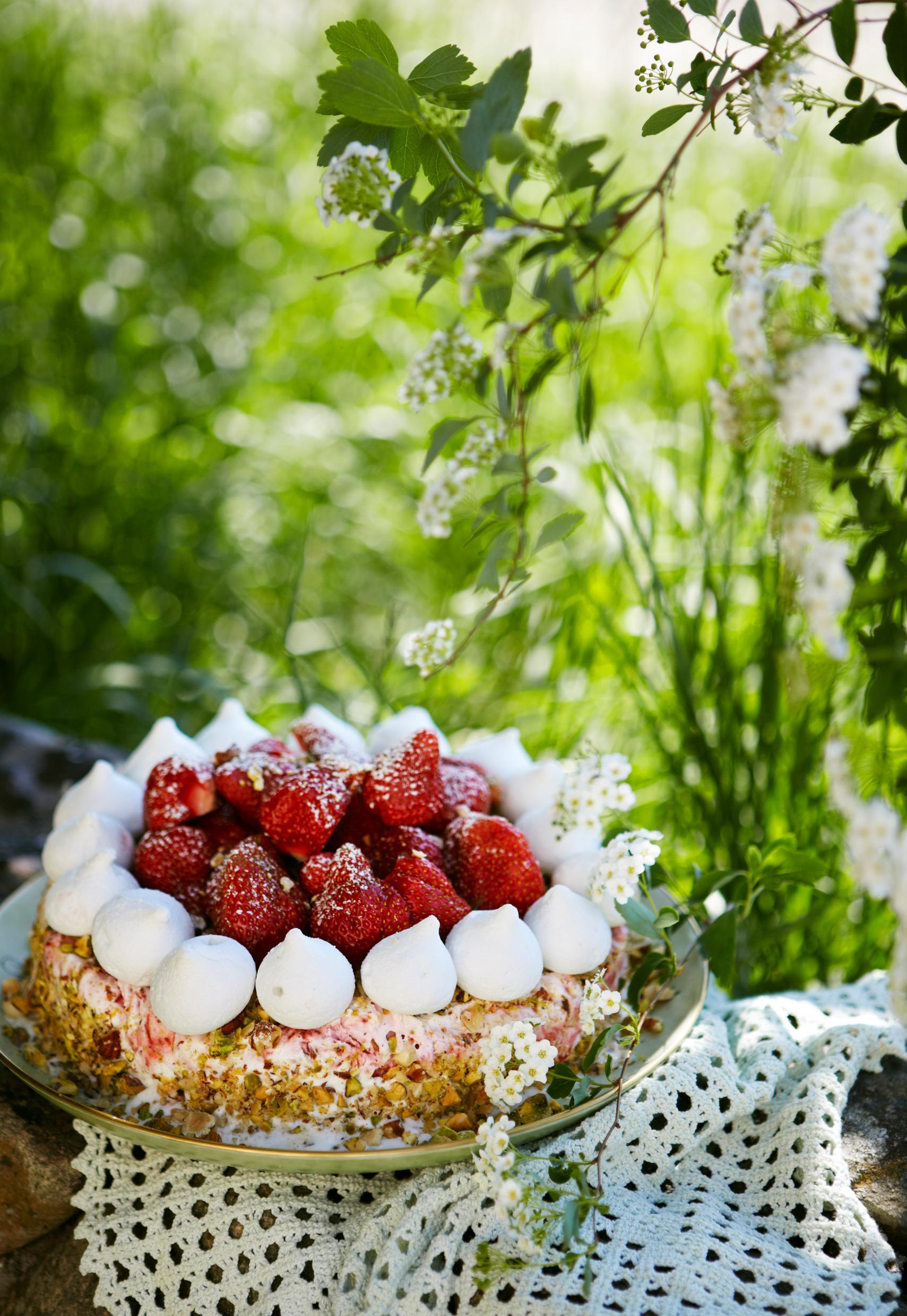A strawberry cake is placed on a Dollie in nature.