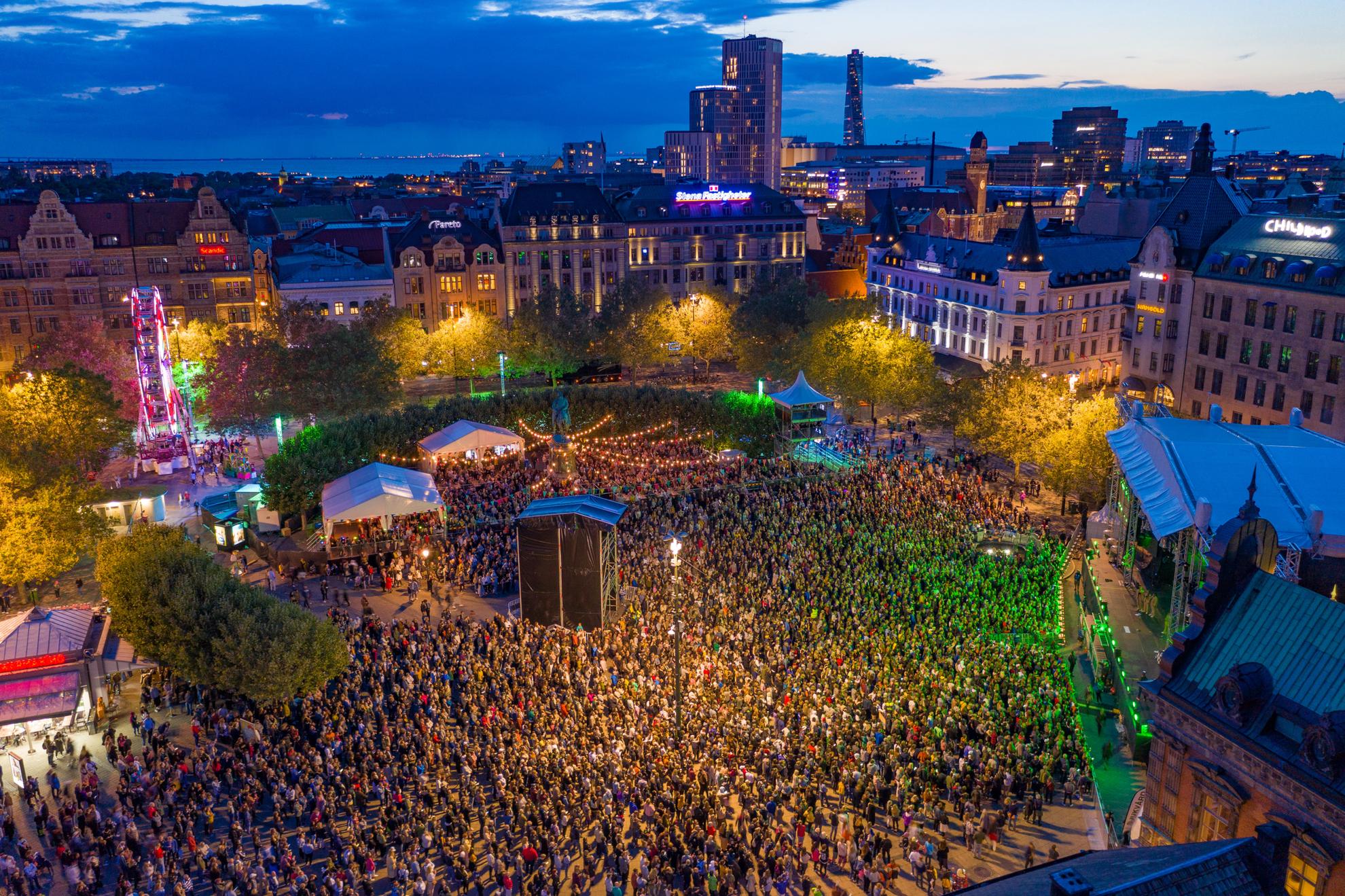 A drone image over the Malmö Festival in the evening, with thousands of visitors in front of a large stage.